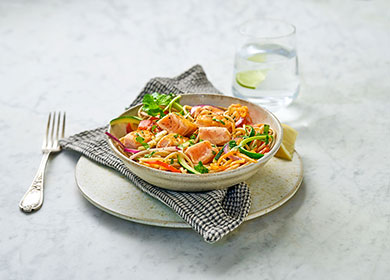Whole grain pasta with Norwegian salmon and vegetables